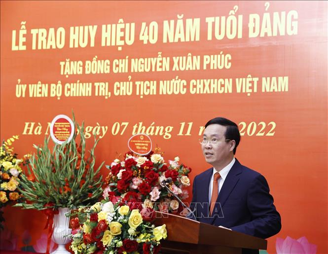 Trao Huy hiệu 40 năm tuổi Đảng tặng Chủ tịch nước Nguyễn Xuân Phúc 