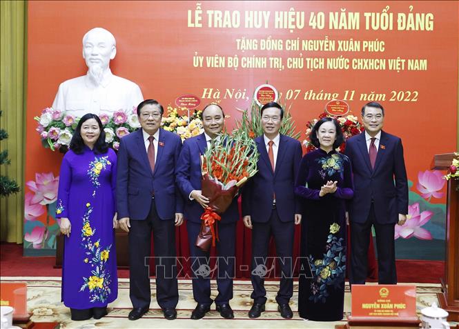 Trao Huy hiệu 40 năm tuổi Đảng tặng Chủ tịch nước Nguyễn Xuân Phúc 