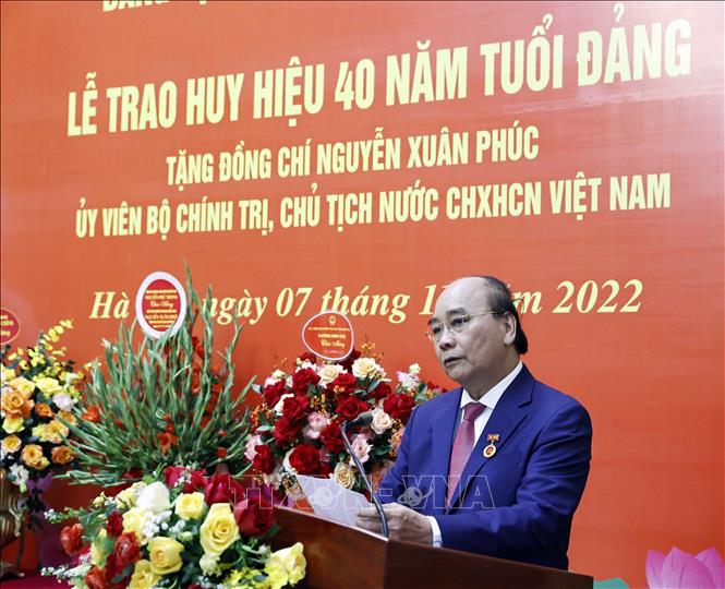 Trao Huy hiệu 40 năm tuổi Đảng tặng Chủ tịch nước Nguyễn Xuân Phúc 