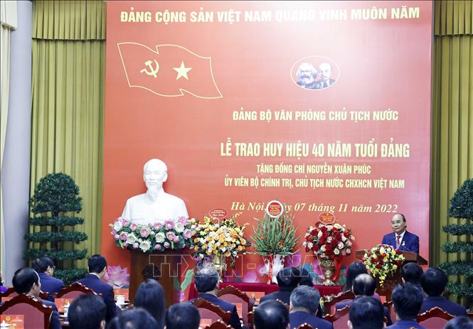 Trao Huy hiệu 40 năm tuổi Đảng tặng Chủ tịch nước Nguyễn Xuân Phúc 