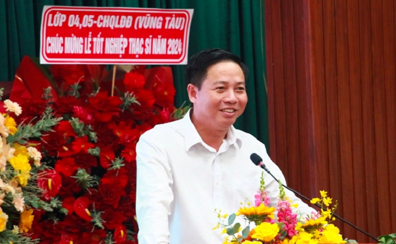 PGS.TS. Huỳnh Quyền trao bằng thạc sỹ năm 2024 cho 172 học viên chuyên ngành Tài nguyên và Môi trường