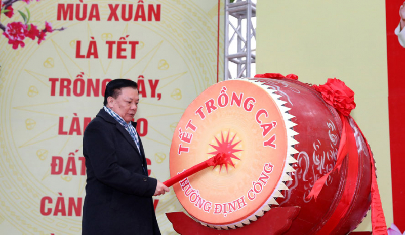 Bí thư Thành ủy Hà Nội Đinh Tiến Dũng đánh trống phát động Tết trồng cây