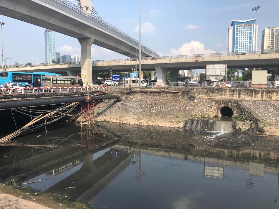 Sông Tô Lịch lại ‘bốc mùi’ nồng nặc