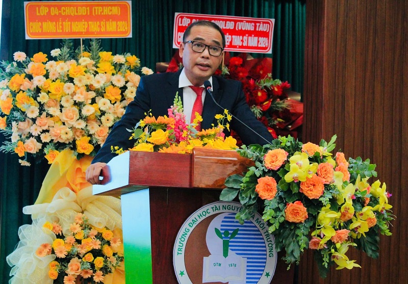PGS.TS. Huỳnh Quyền trao bằng thạc sỹ năm 2024 cho 172 học viên chuyên ngành Tài nguyên và Môi trường