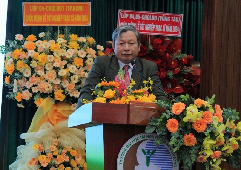 PGS.TS. Huỳnh Quyền trao bằng thạc sỹ năm 2024 cho 172 học viên chuyên ngành Tài nguyên và Môi trường