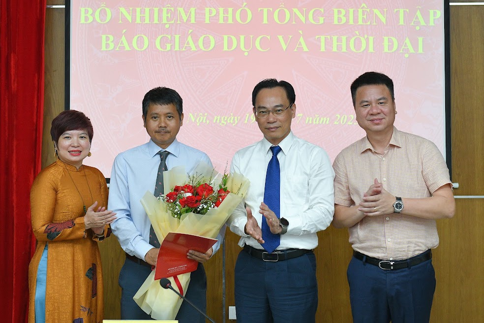 Trao quyết định bổ nhiệm Phó TBT Báo Giáo dục và Thời đại