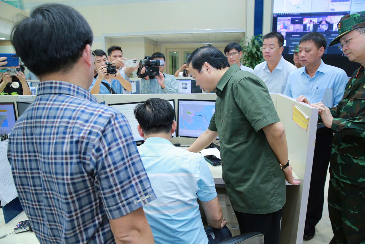 Phó Thủ tướng Trần Hồng Hà kiểm tra công tác dự báo bão số 3 và tình hình tại các địa phương