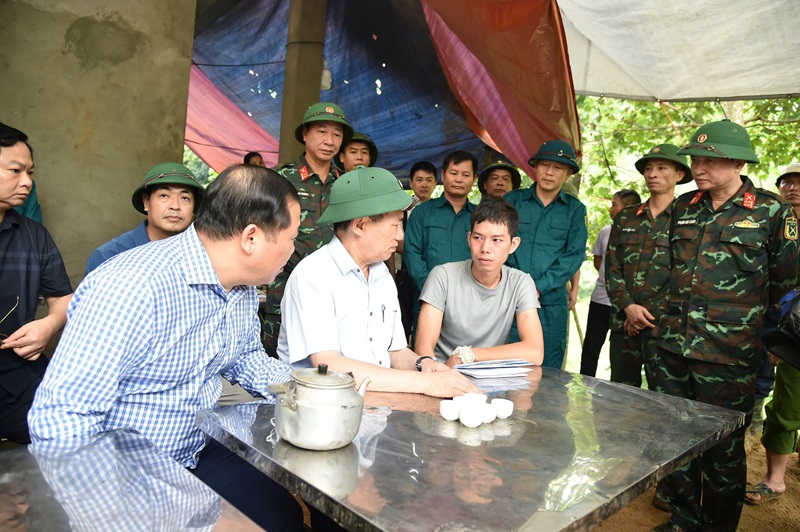 Phó Thủ tướng Hồ Đức Phớc chia buồn cùng gia đình nạn nhân vụ sạt lở tại Hòa Bình