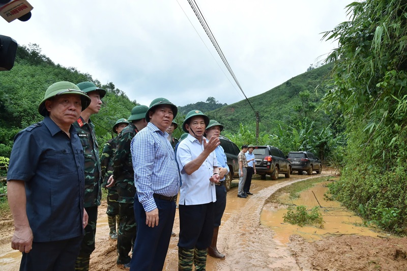 Phó Thủ tướng Hồ Đức Phớc chia buồn cùng gia đình nạn nhân vụ sạt lở tại Hòa Bình