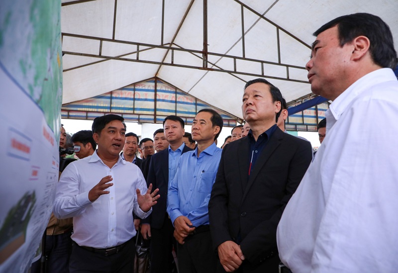 Phó Thủ tướng Trần Hồng Hà khảo sát thực tế tuyến cao tốc từ Tân Phú đến Liên Khương