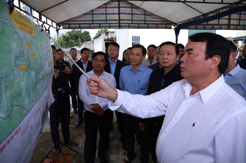 Phó Thủ tướng Trần Hồng Hà khảo sát thực tế tuyến cao tốc từ Tân Phú đến Liên Khương