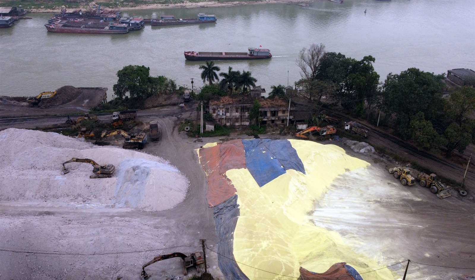 Phú Thọ: Hàng nghìn tấn lưu huỳnh lộ thiên ven sông Lô