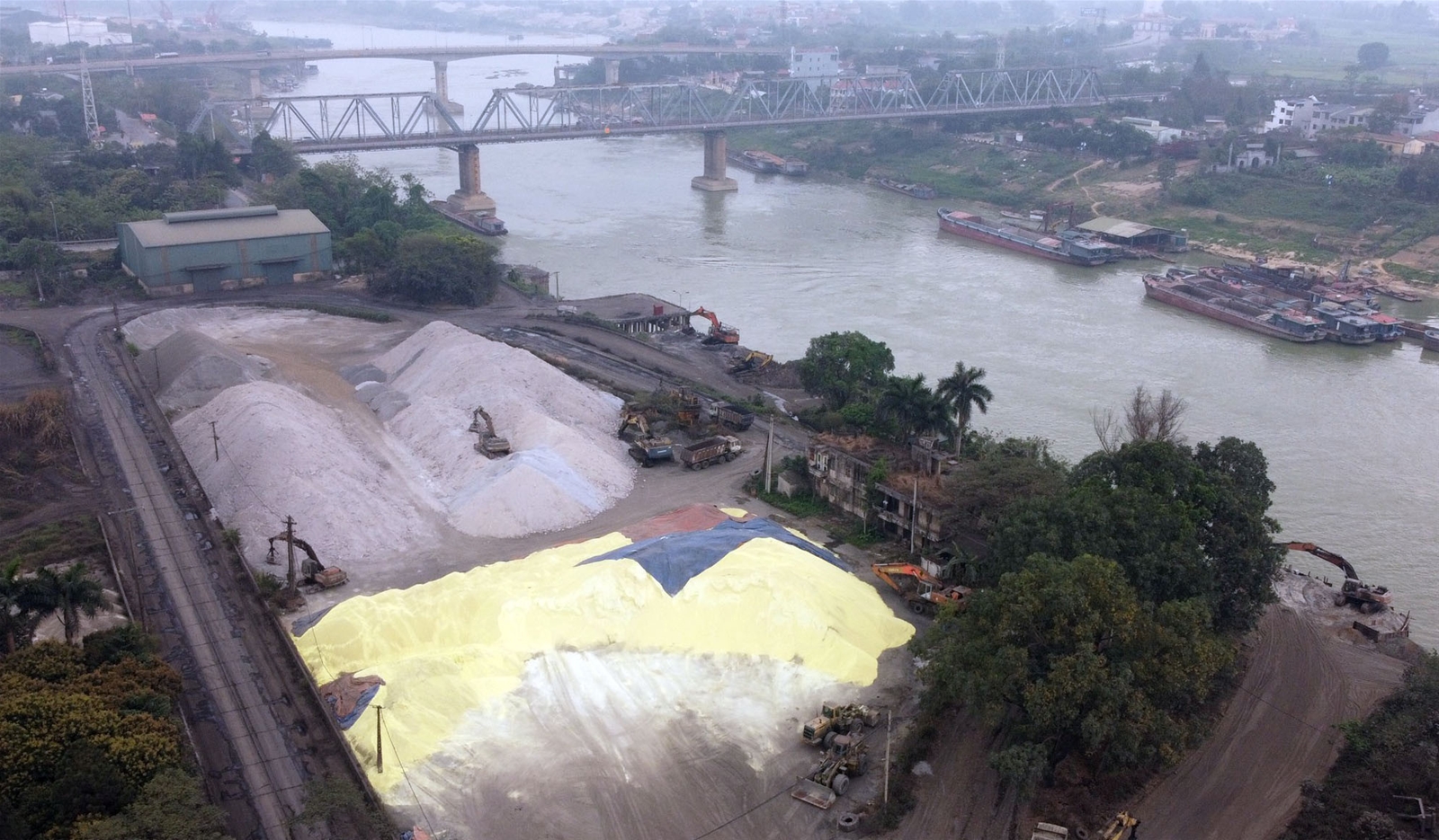 Phú Thọ: Hàng nghìn tấn lưu huỳnh lộ thiên ven sông Lô