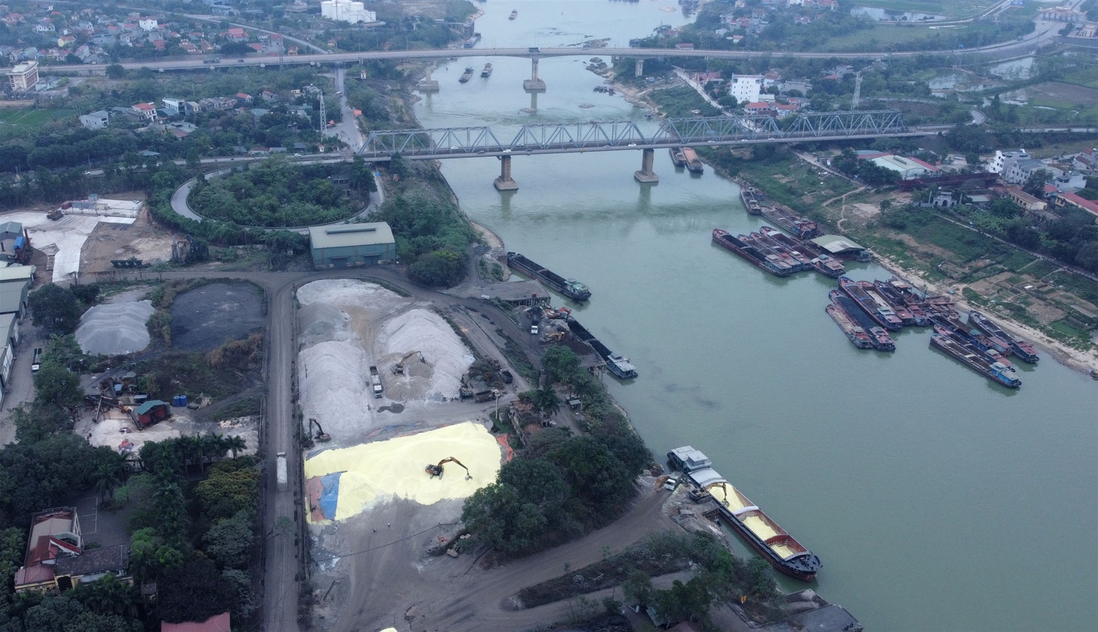 Phú Thọ: Hàng nghìn tấn lưu huỳnh lộ thiên ven sông Lô