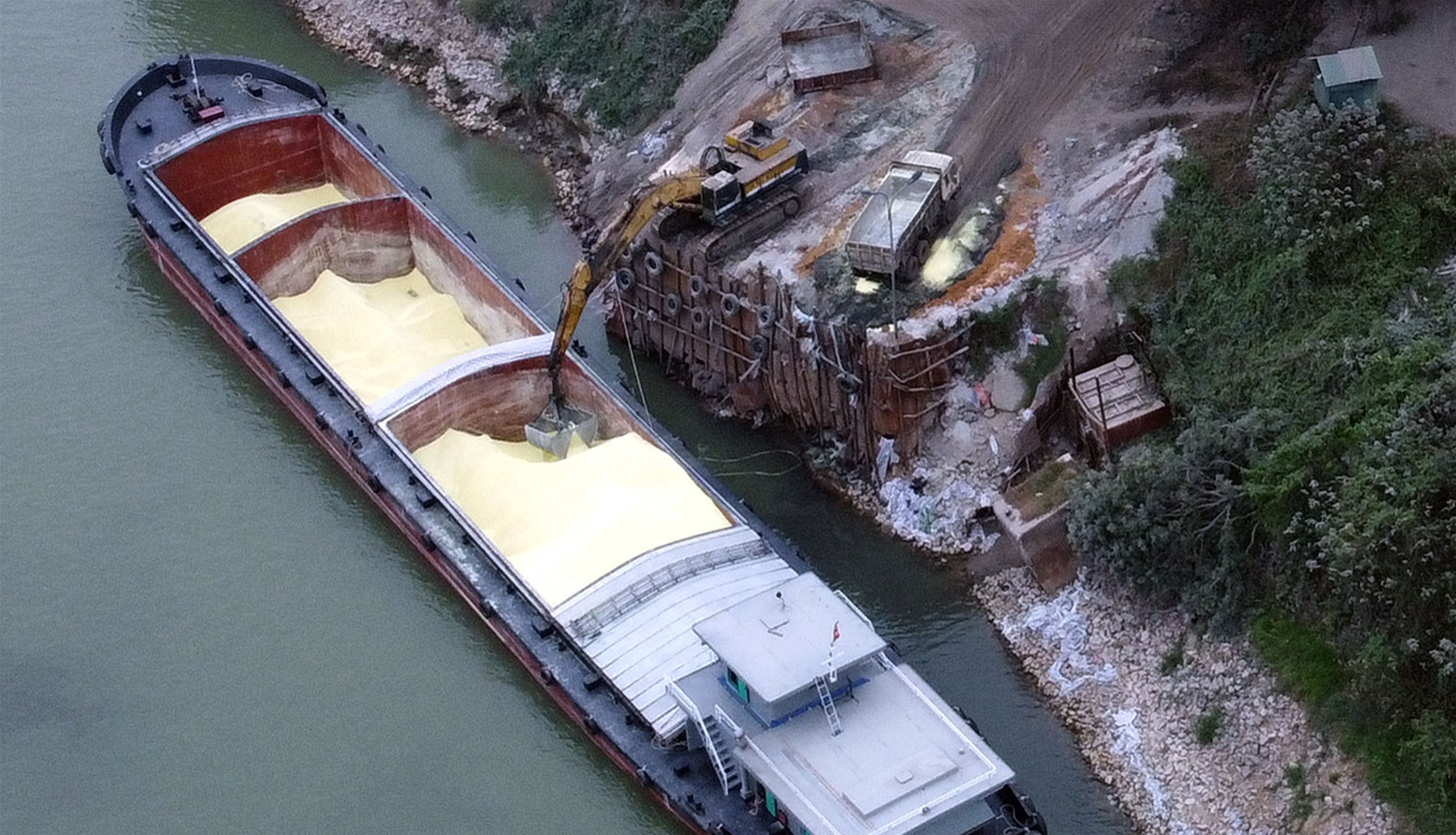 Phú Thọ: Hàng nghìn tấn lưu huỳnh lộ thiên ven sông Lô