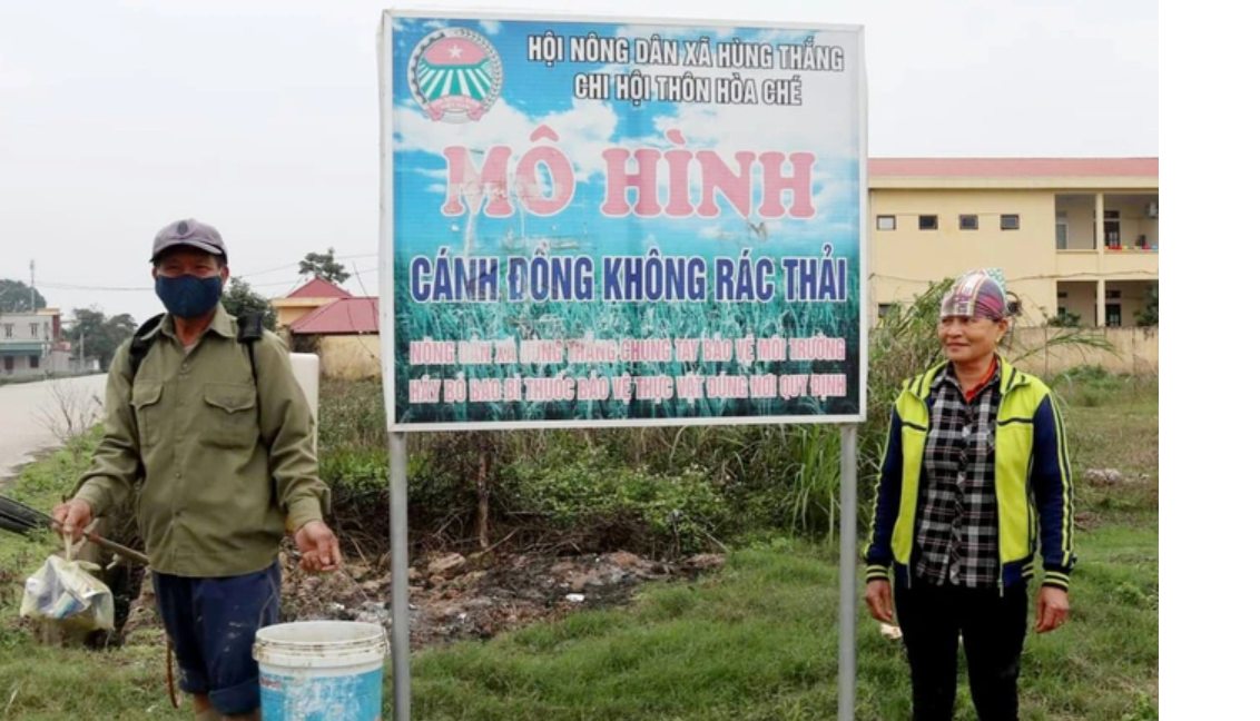Người nông dân hạnh phúc trên cánh đồng không rác thải