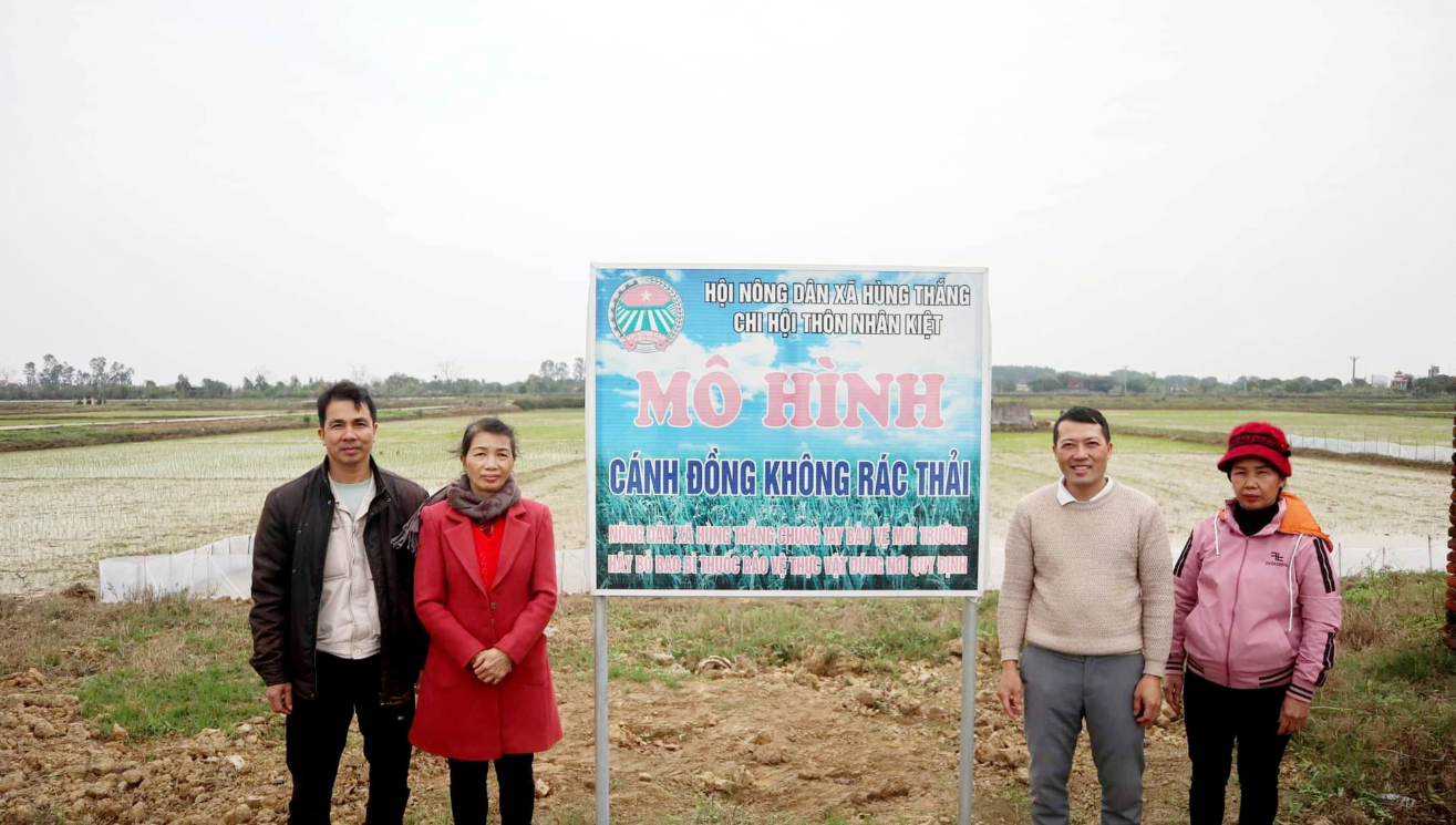 Người nông dân hạnh phúc trên cánh đồng không rác thải