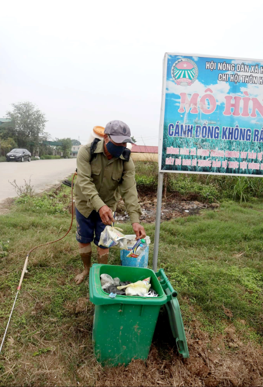 Người nông dân hạnh phúc trên cánh đồng không rác thải
