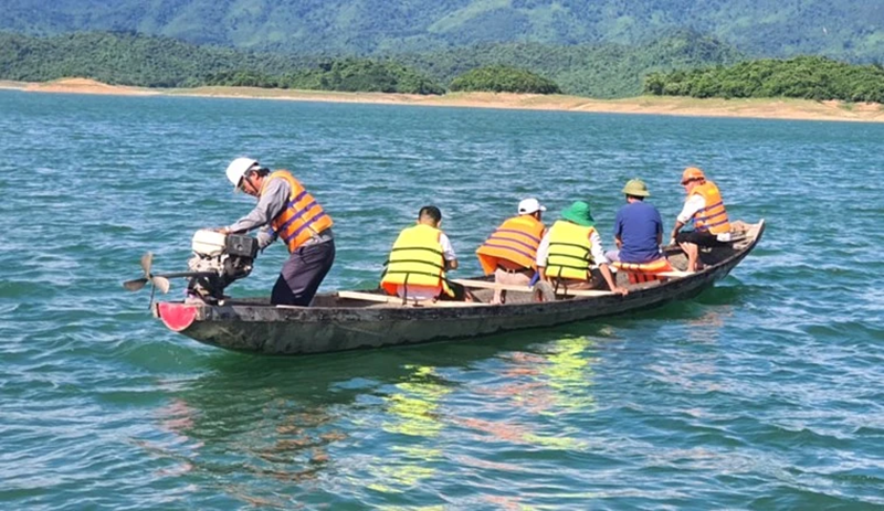 Quảng Bình: Tìm nguyên nhân cá chết bất thường tại hồ Rào Đá
