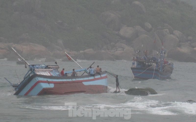 Cửa biển bồi lấp, hàng trăm tàu cá Quảng Ngãi phải 'ly hương'