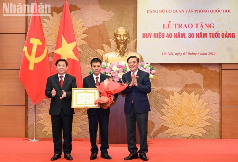 Chủ tịch Quốc hội Trần Thanh Mẫn dự Lễ trao tặng Huy hiệu 40 năm, 30 năm tuổi Đảng