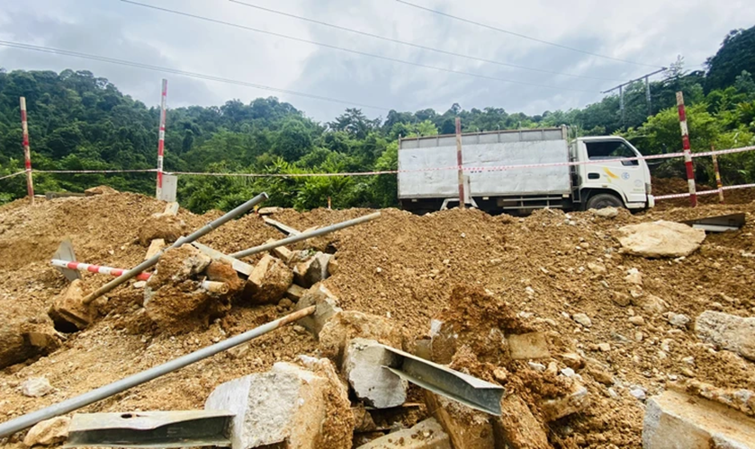 Quốc lộ 16, đoạn qua tỉnh Nghệ An bị sạt lở nghiêm trọng