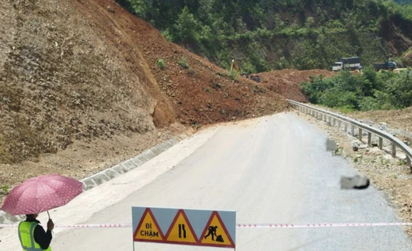 Lai Châu: Sạt lở gây ách tắc giao thông trên quốc lộ 4H