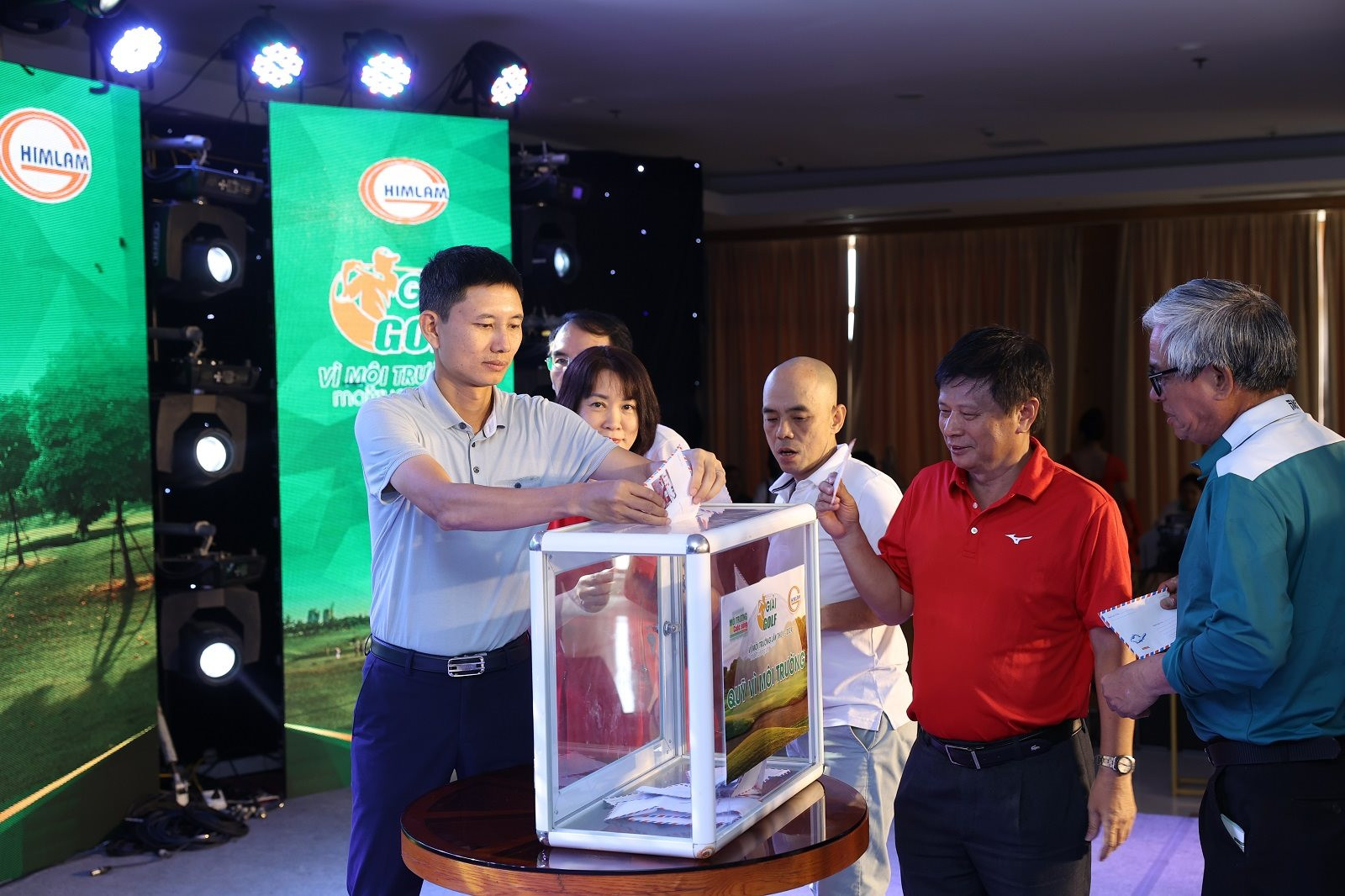 Sôi động giải Golf 