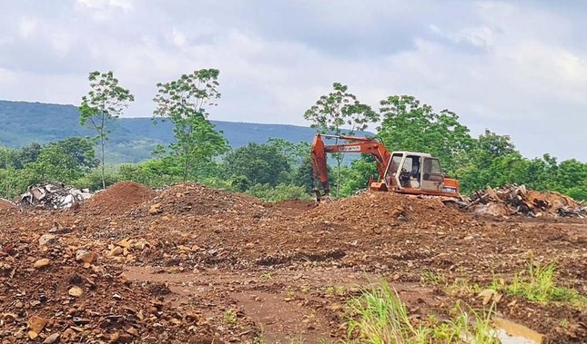 Phát hiện điểm chôn chất thải nguy hại ở Bình Phước