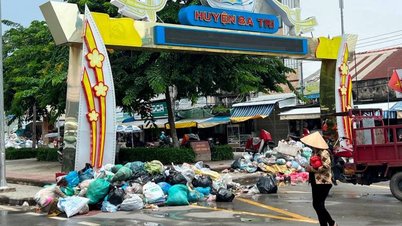 Bến Tre: Rác thải dồn ứ do người dân lập chốt chặn xe