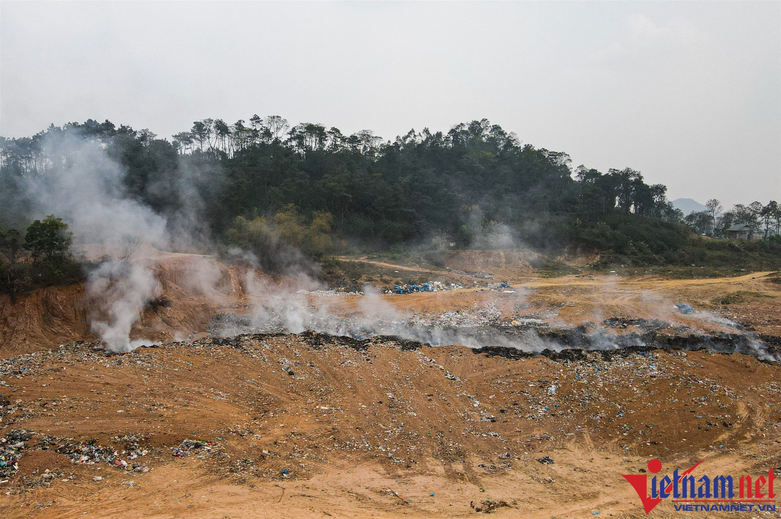 Núi rác tồn tại hàng chục năm ở Vĩnh Phúc gây ô nhiễm môi trường