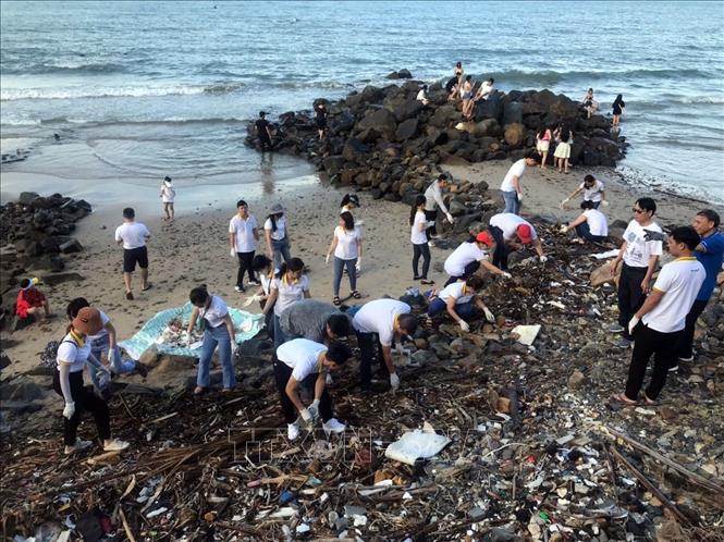 Tình nguyện viên và du khách tham gia dọn hơn 50 tấn rác trên bãi biển Vũng Tàu