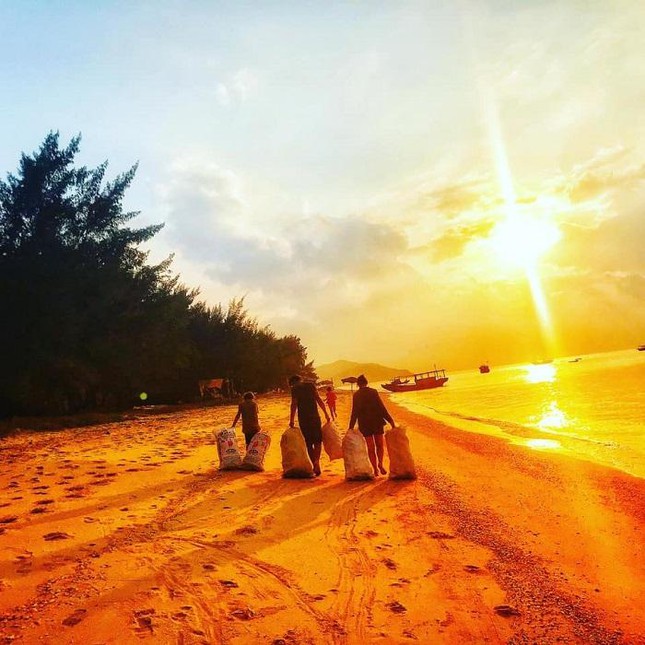 Tua dọn rác thu hút người trẻ
