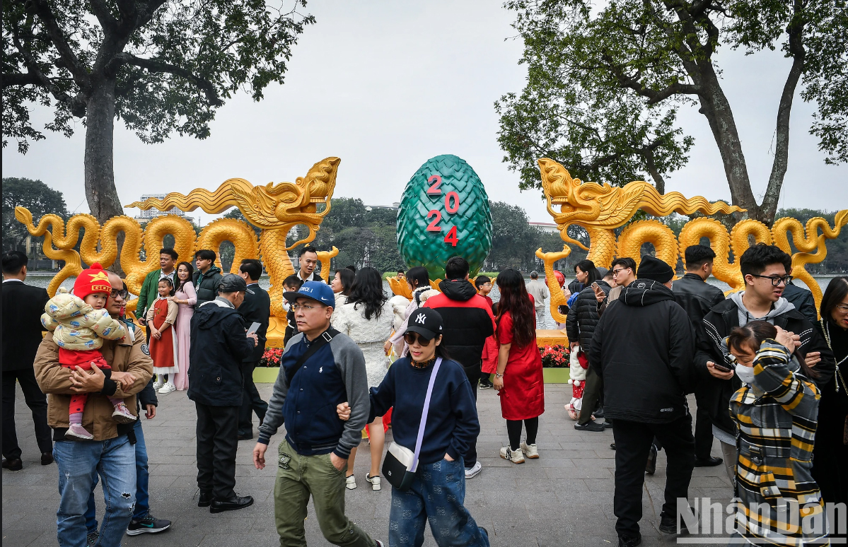 Người Hà Nội rộn ràng du xuân