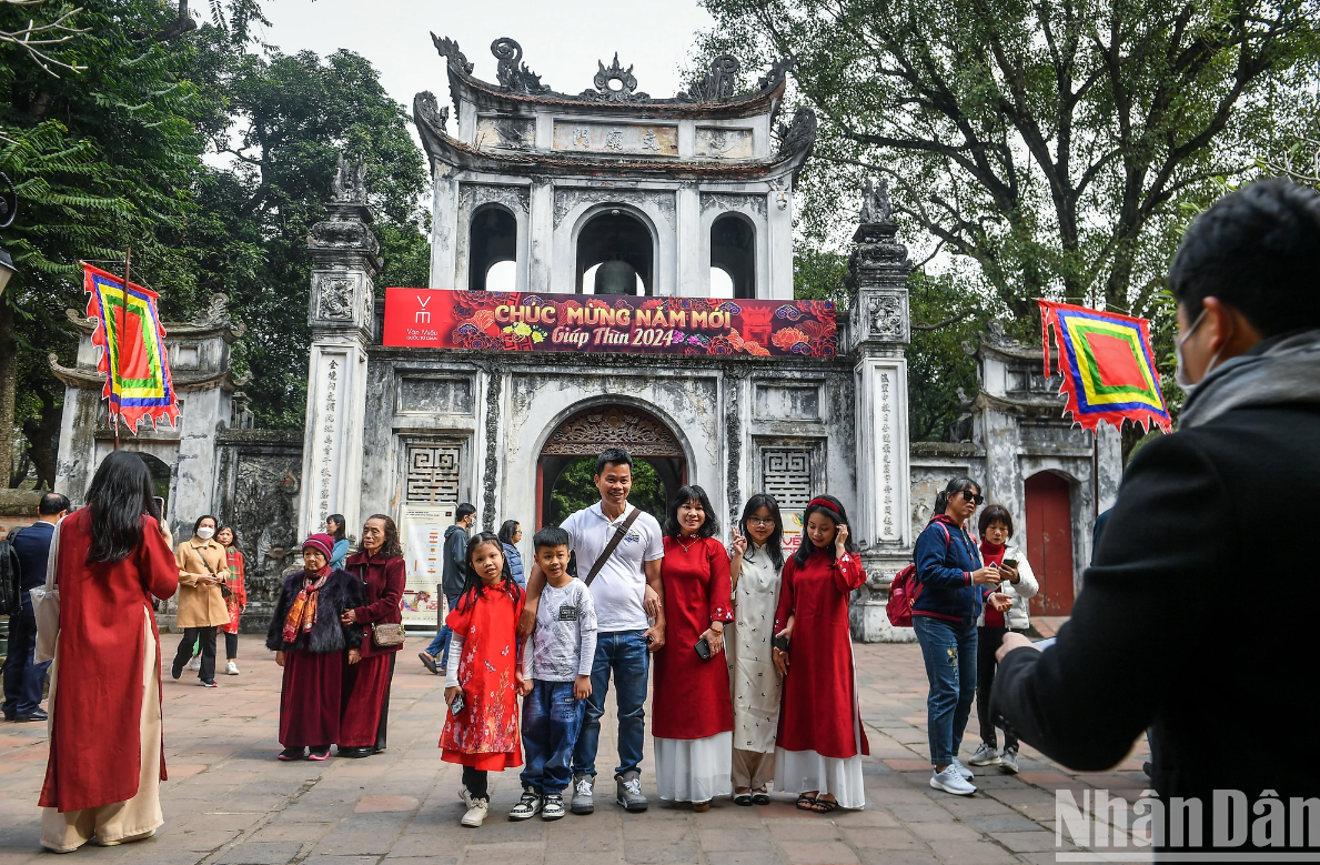 Người Hà Nội rộn ràng du xuân
