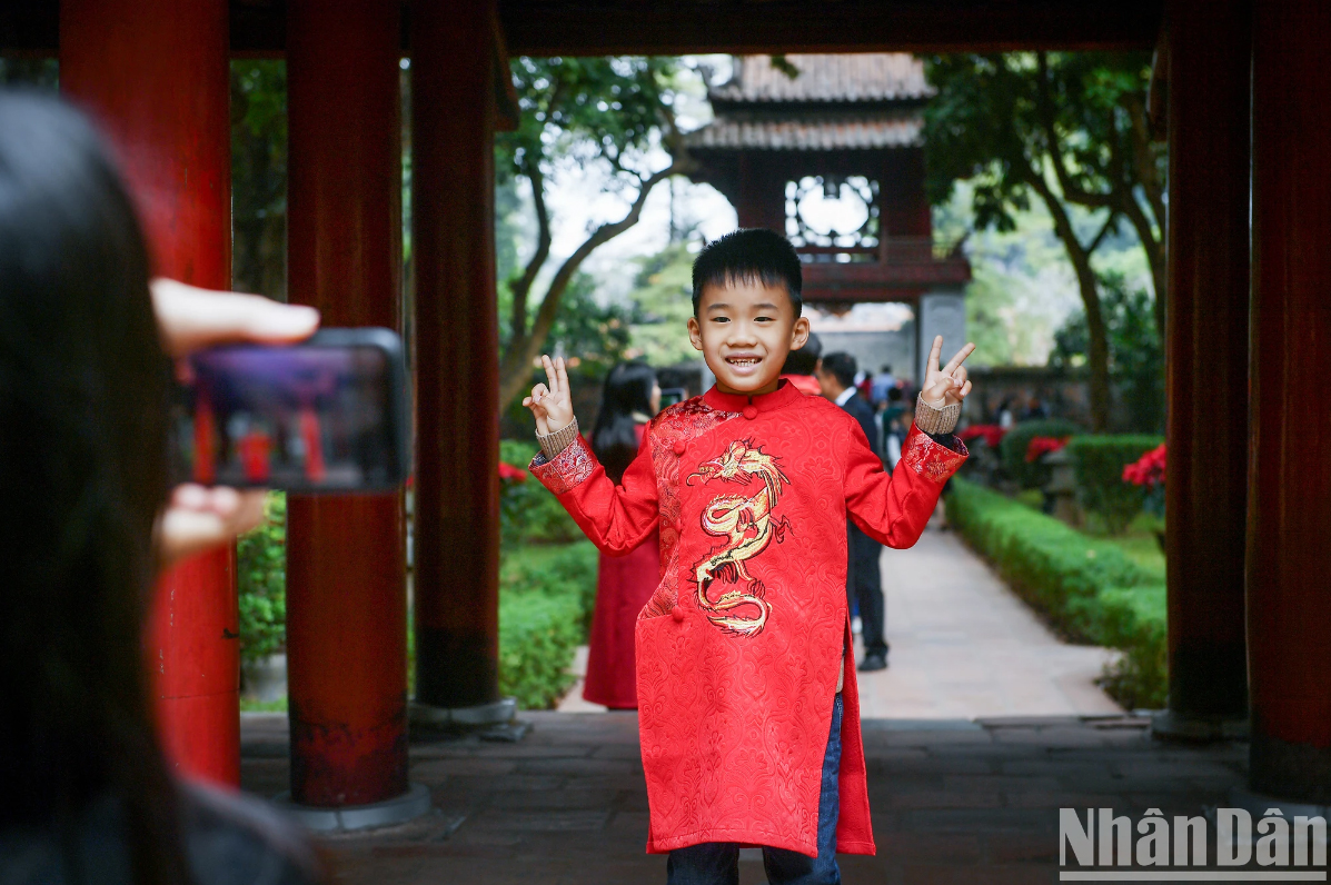 Người Hà Nội rộn ràng du xuân