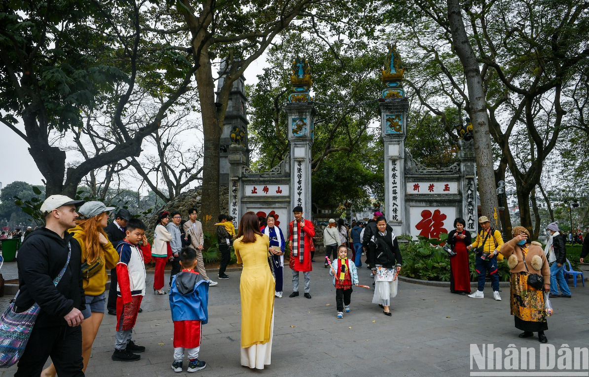 Người Hà Nội rộn ràng du xuân