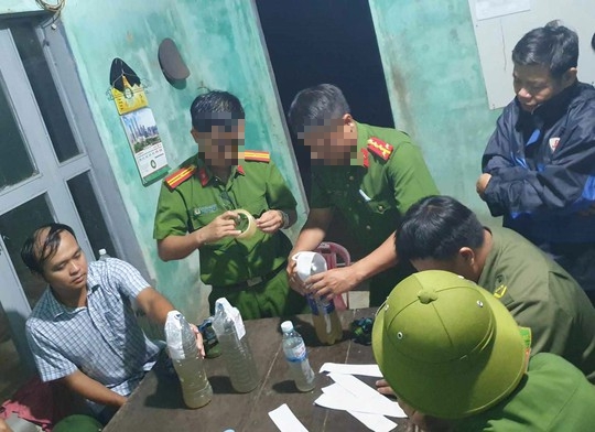 Lộ nhiều đường ống nước thải của doanh nghiệp tuồn ra sông Sa Lung