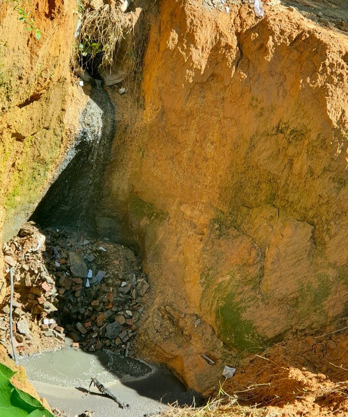 Lộ nhiều đường ống nước thải của doanh nghiệp tuồn ra sông Sa Lung