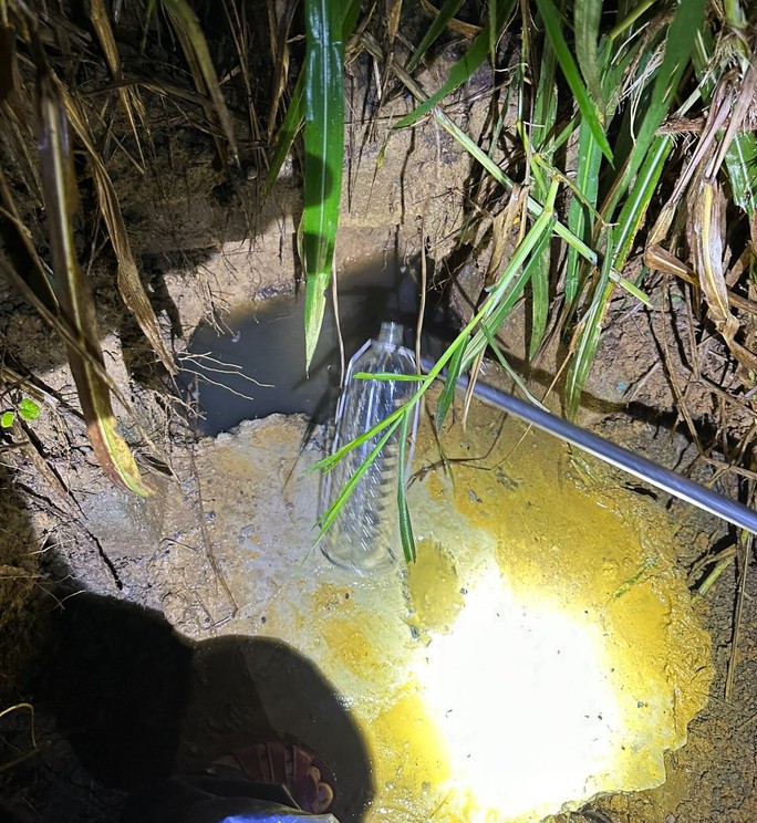 Lộ nhiều đường ống nước thải của doanh nghiệp tuồn ra sông Sa Lung