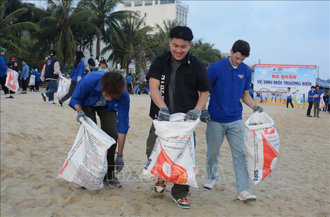 Tuổi trẻ Đà Nẵng tham gia làm sạch biển