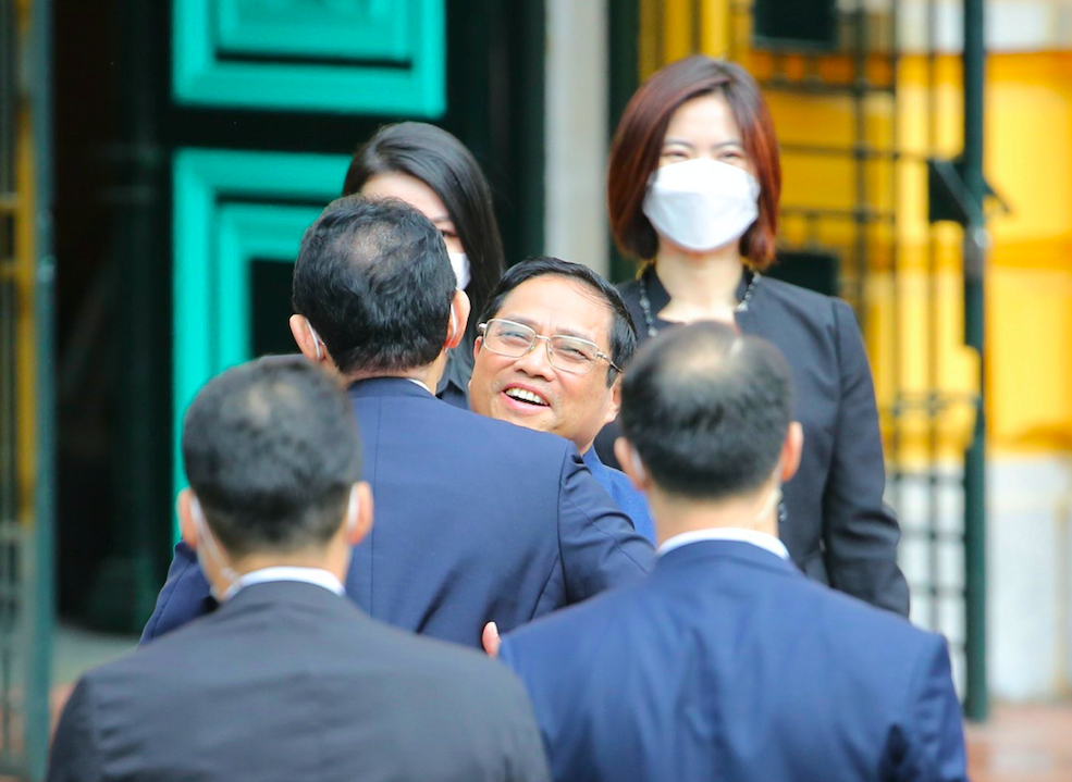 Thủ tướng Phạm Minh Chính và Thủ tướng Kishida Fumio cùng trồng cây lưu niệm