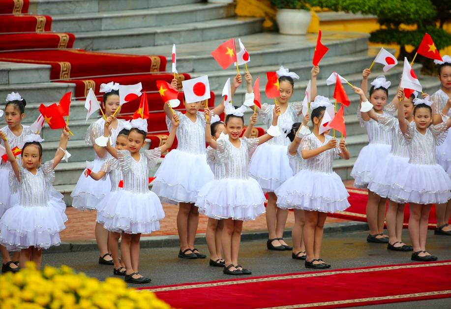 Thủ tướng Phạm Minh Chính và Thủ tướng Kishida Fumio cùng trồng cây lưu niệm