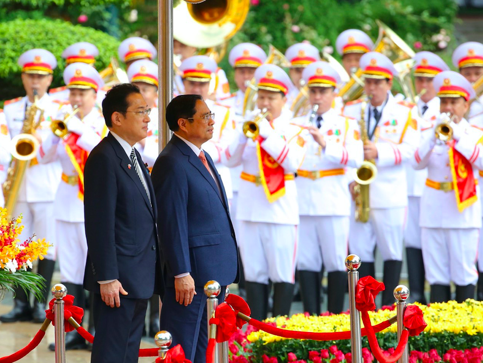 Thủ tướng Phạm Minh Chính và Thủ tướng Kishida Fumio cùng trồng cây lưu niệm