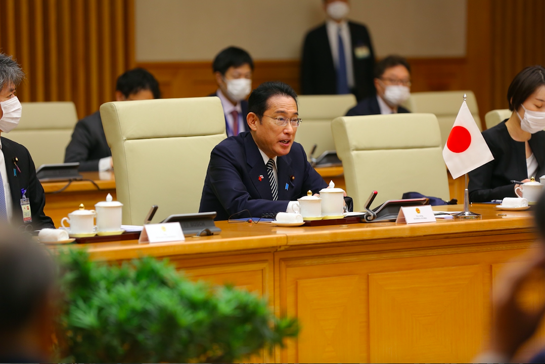Thủ tướng Phạm Minh Chính và Thủ tướng Kishida Fumio cùng trồng cây lưu niệm