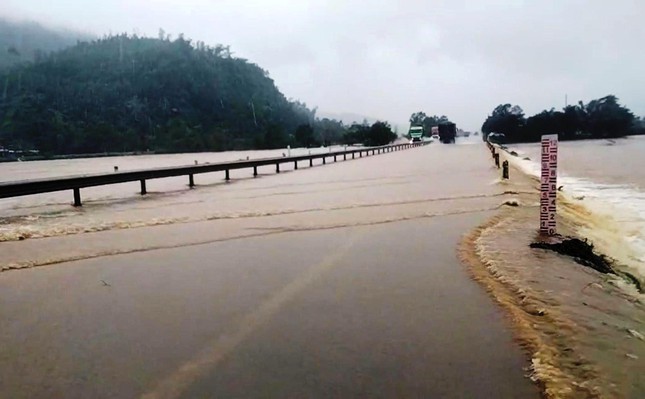 Mưa rất lớn, đường vào khu du lịch Laguna, tuyến QL 49B tái diễn sạt lở nặng