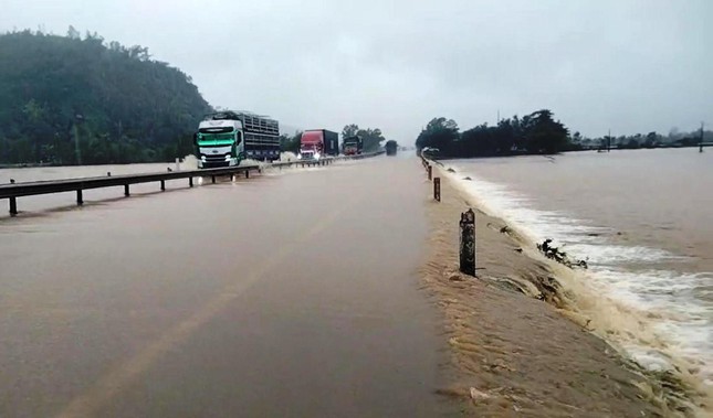 Mưa rất lớn, đường vào khu du lịch Laguna, tuyến QL 49B tái diễn sạt lở nặng