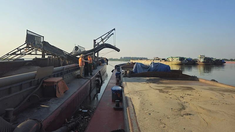 Phát hiện 2 tàu khai thác cát trái phép trên sông Hồng