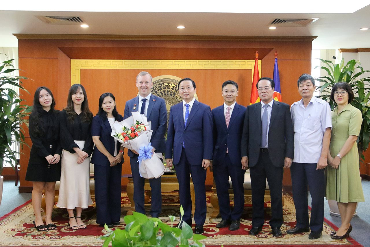 Trao Kỷ niệm chương Vì sự nghiệp Tài nguyên và Môi trường cho Đại sứ Vương quốc Anh tại Việt Nam