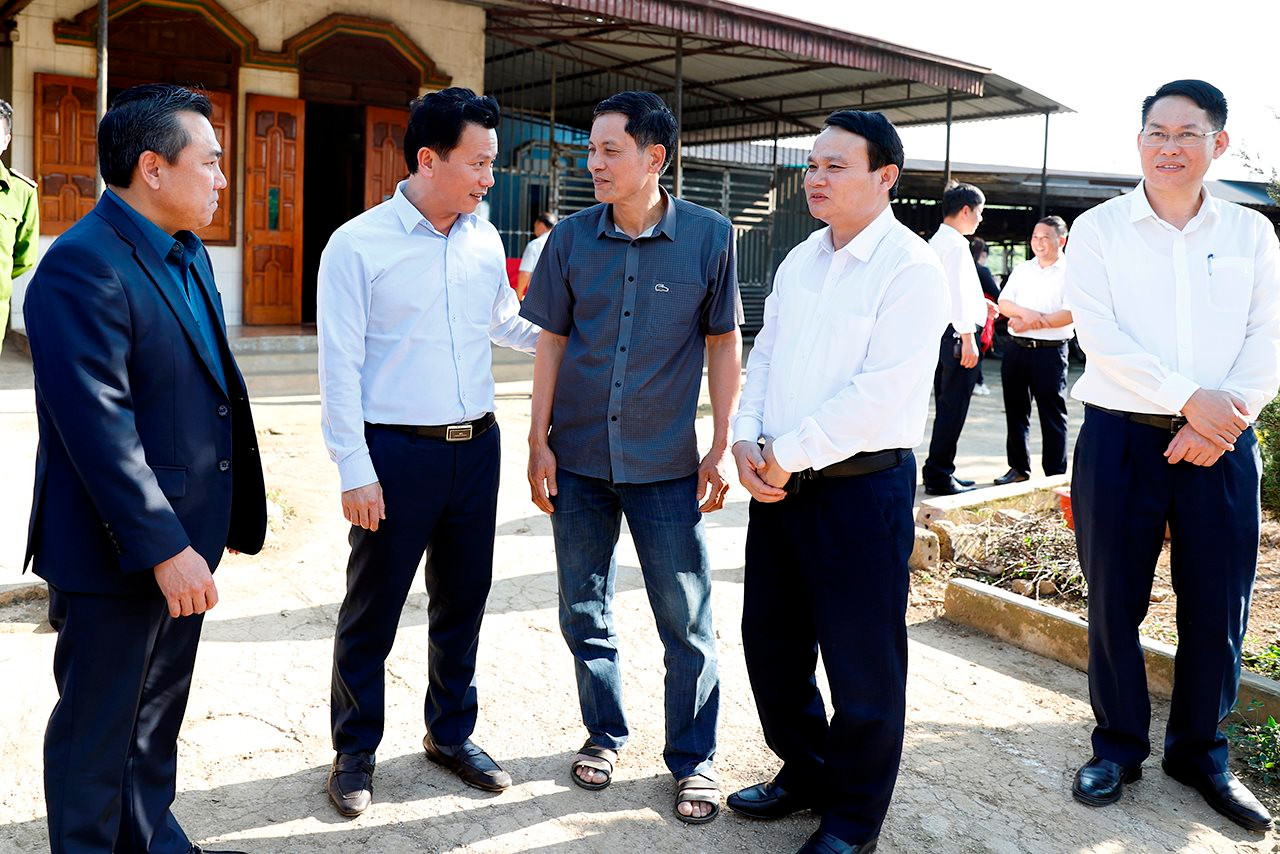 Bộ trưởng Đặng Quốc Khánh kiểm tra khu vực đất có nguồn gốc nông, lâm trường tại huyện Mộc Châu (Sơn La)
